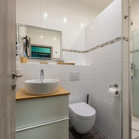 Szálloda Residenz Luxury - Outletcity - Parken - Klima - 24h Check-in 3*